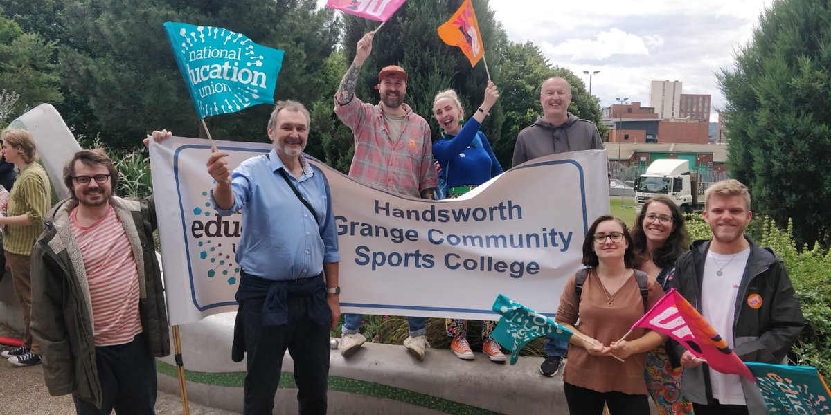 DeputyPeake's tweet photo. Marching for funding alongside @cyclingkev 🙌🙌🙌 #SaveOurSchools #WeNeedFunding #TeacherStrikes https://t.co/7D4wtDUtco