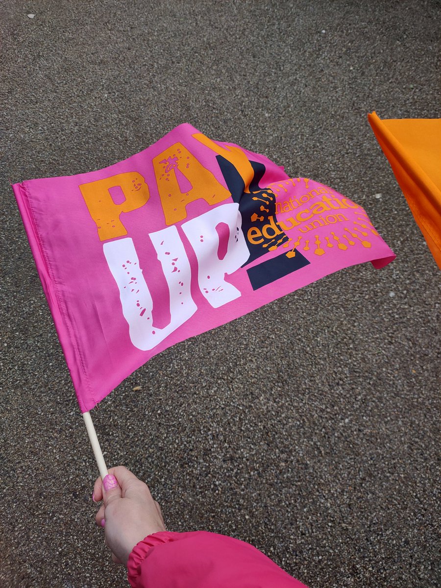 DeputyPeake's tweet photo. Marching for funding alongside @cyclingkev 🙌🙌🙌 #SaveOurSchools #WeNeedFunding #TeacherStrikes https://t.co/7D4wtDUtco