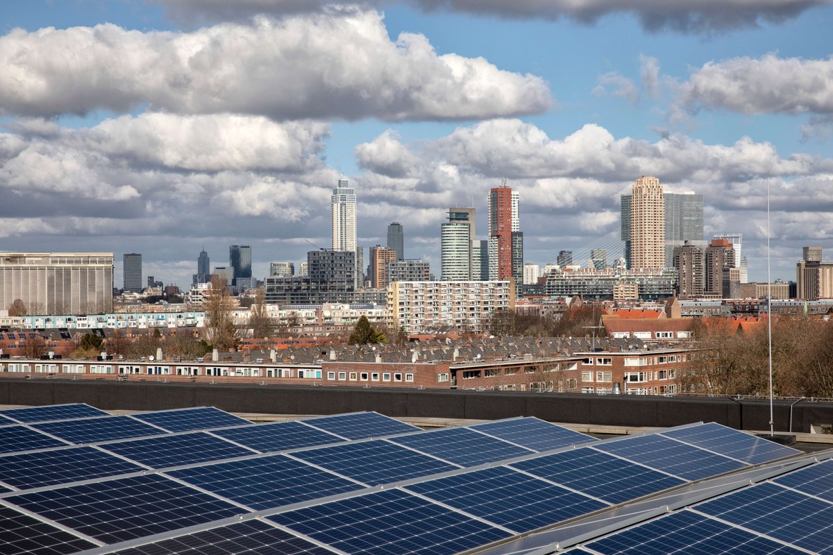 Zonnig nieuws uit #Rotterdam! 🌞 Het aantal zonnepanelen is in één jaar tijd met 60% toegenomen. In maart 2023 lag er 1,1 km² aan zonnepanelen, wat gelijk staat aan maar liefst 600.000 zonnepanelen! 🔗 bit.ly/3O0BQ7T
