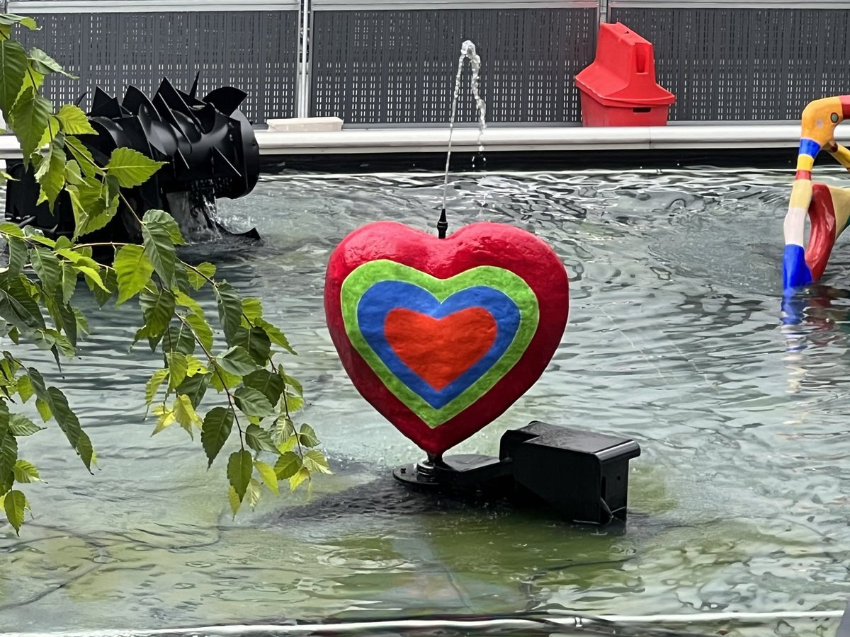 ArielWeilT's tweet photo. Après leur restauration, les fontaines de Nikki de Saint-Phalle et Jean Tinguely sont enfin en eau et en mouvement ! https://t.co/U6GurdZBJ1
