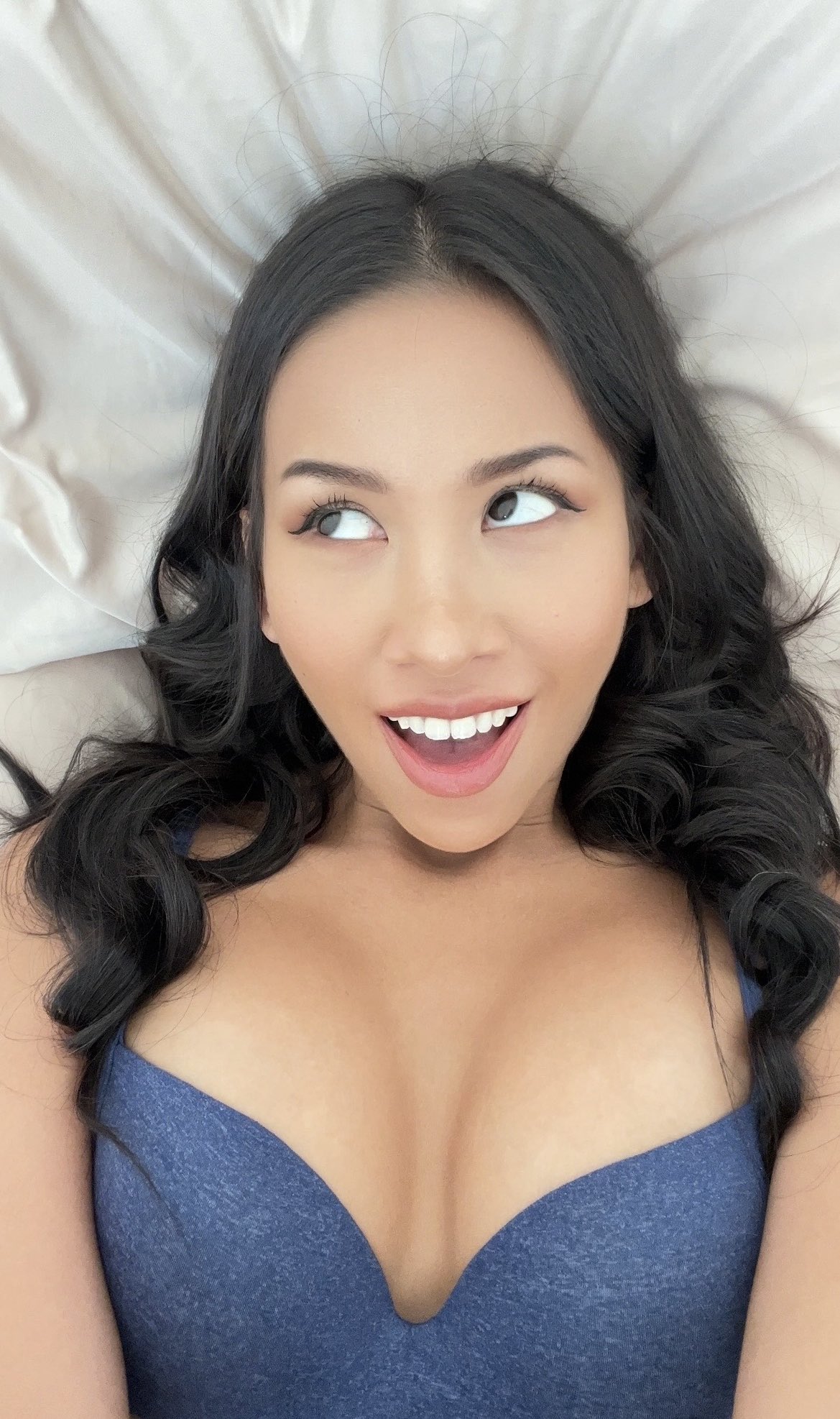 🍓 𝒩𝒾𝓃𝒶𝒸𝑜𝓁𝒶 🍓Top 0.2 on Twitter "Netflix or Moaning in bed with me? 😳