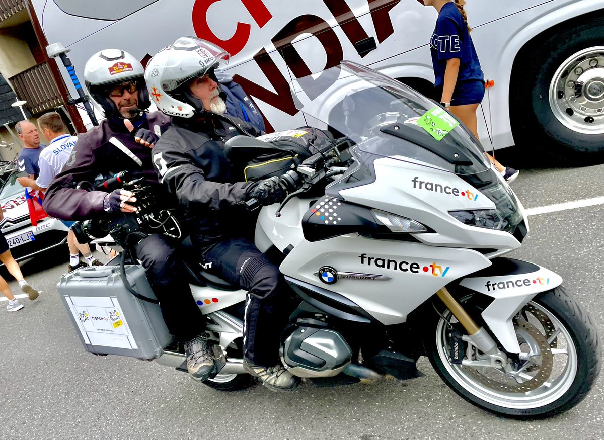 🟠 Les motos 🏍️ images et leurs cadreurs qui chaque jour effectuent des prouesses physiques et techniques pour offrir aux téléspectateurs 📺 d’exceptionnelles images sur le Tour de France <a href="/EMGConnectivity/">EMG Connectivity</a>