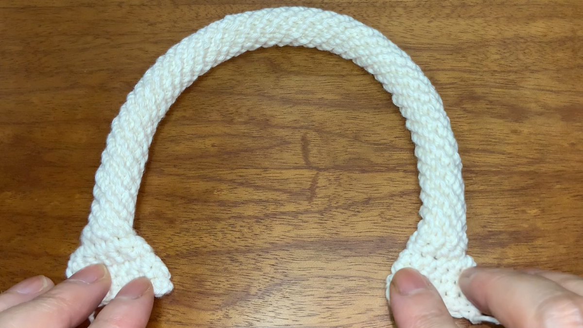 MoonCatCraft's tweet photo. スパイラルロープは綺麗だけど伸びやすいな、て思ってて。1本しか拾わないからだよねって思ったので、頭の1本も一緒に拾って編んでみた。
編み方↓
https://t.co/ea5bo6K37r

#編み物 #かぎ針編み #crochet https://t.co/GXmN5OcN3H
