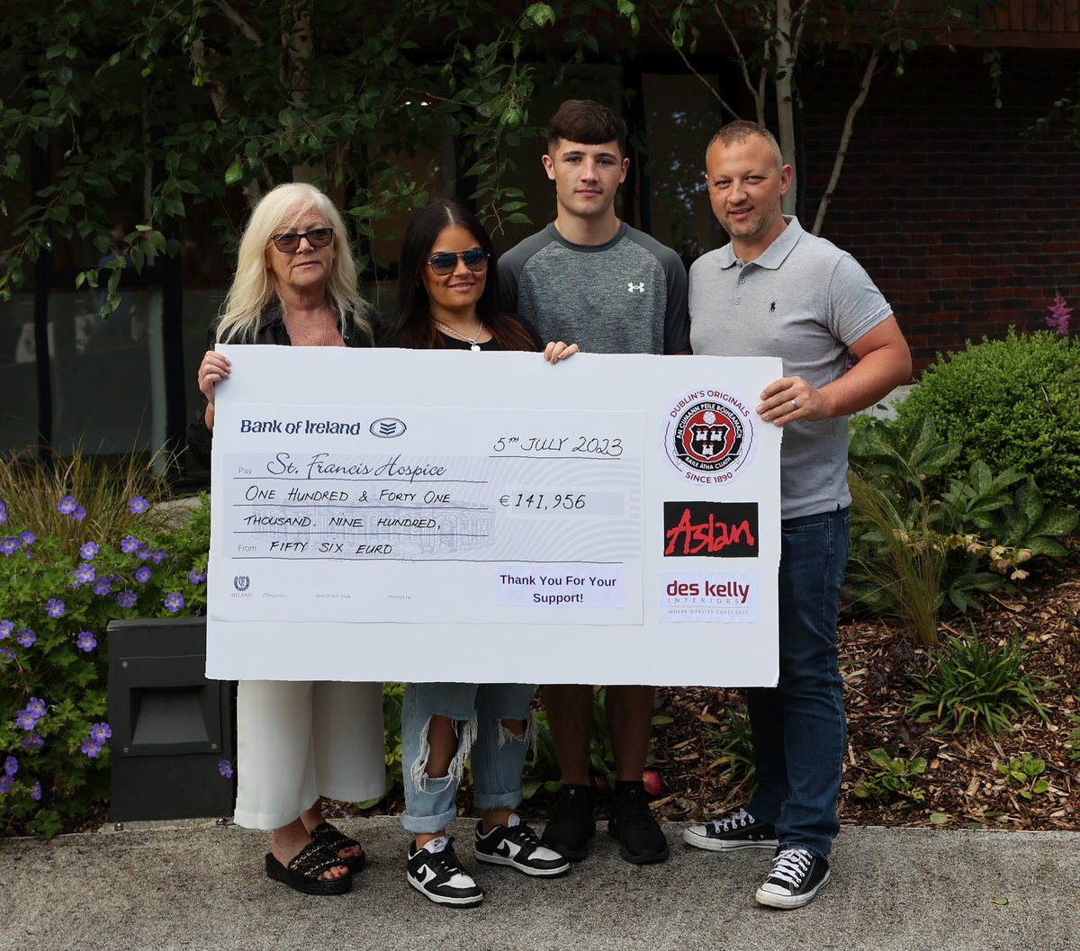 ❤️🖤 St Francis Hospice, Bohemian Football Club, the Dignam family, Aslan and Des Kelly Interiors wish to express our gratitude to everyone who helped raise €141,976 by purchasing our one-off fundraising jersey in memory of Christy Dignam: bohemianfc.com/?p=19346
