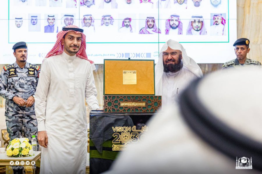 الخضير يحصد جائزة الرئاسة للتميز في احترافية التصوير لمعالم الحرمين الشريفين وأخبار الرئاسة بموسمي العمرة والحج لهذا العام 1444 

gph.gov.sa/index.php/ar/c…

#رئاسة_شؤون_الحرمين