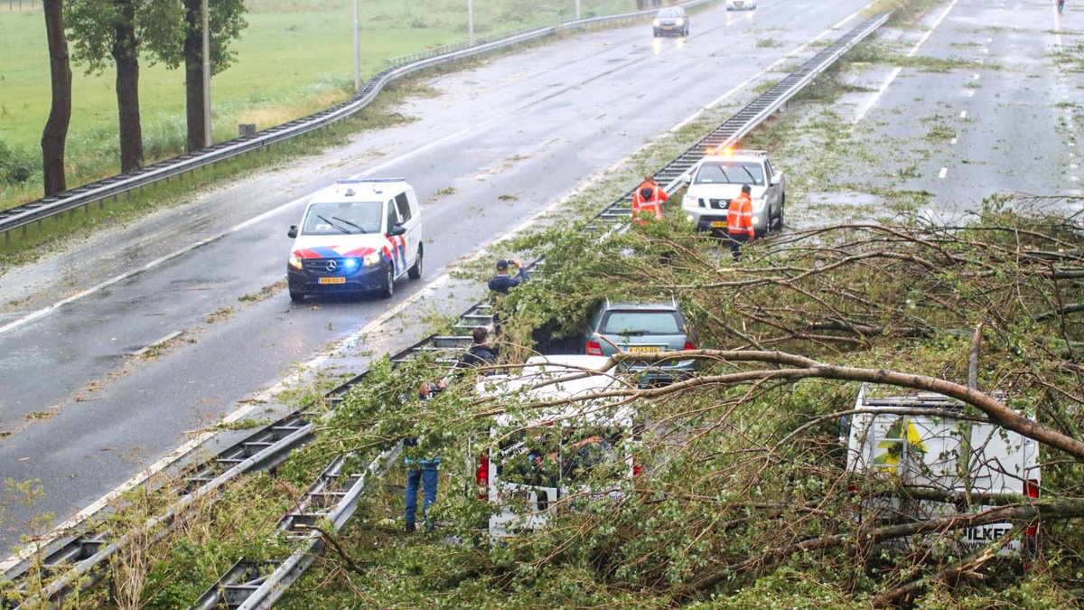 mvparreeren's tweet photo. Levensgevaarlijk om een snelweg te blokkeren, het klimaat kan beter protesteren op het Malieveld. @danielkoerhuis zal kamervragen voorbereiden. https://t.co/de3mJXunzX