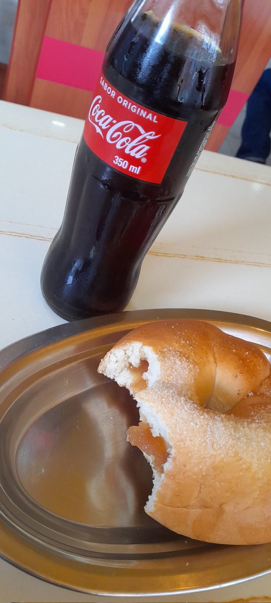 Americaredheart's tweet photo. Cuando te sentís maluco, que la pila se te acaba, que te falta energía te empacás este matri y quedas como un lulo, oís! 🐷💕 #AlimentaciónFat #CocaColaHelada https://t.co/sh3fqgkjpV