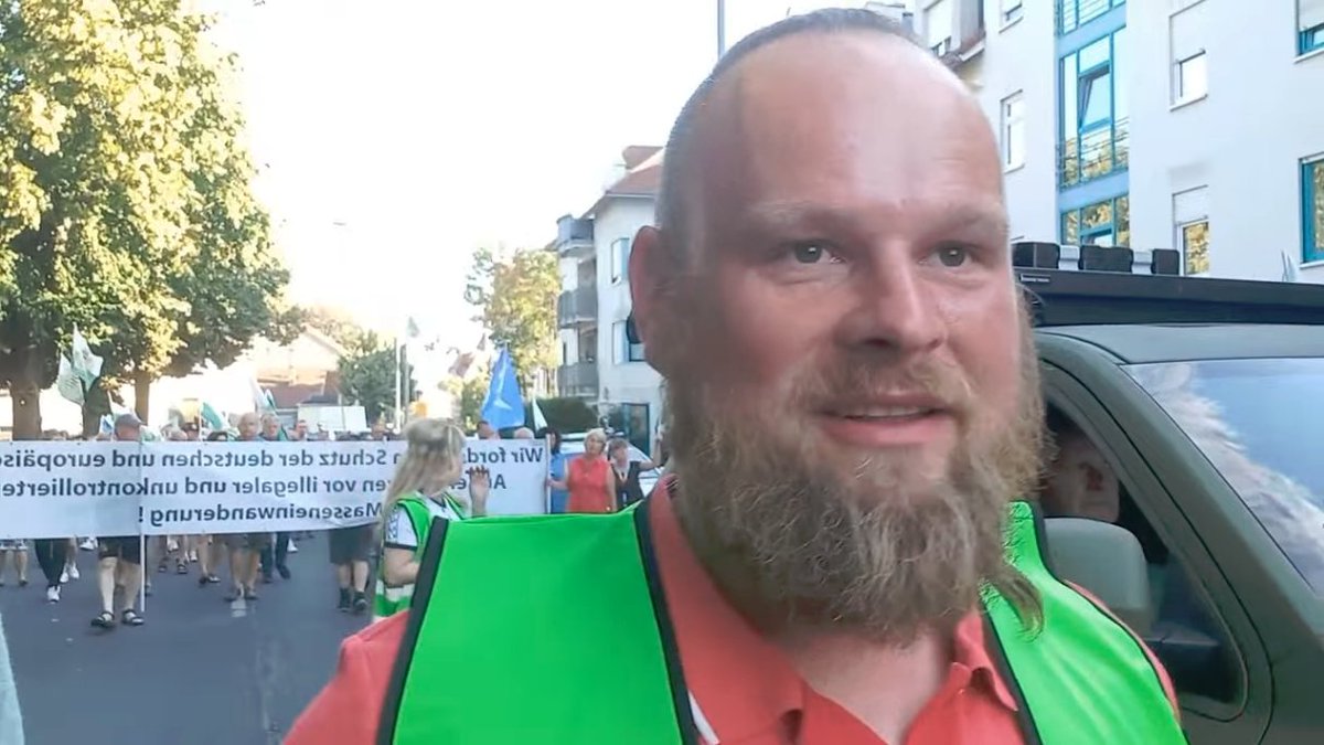 MaltusPanda's tweet photo. Demoanmelder max Schreiber bedauert, dass er sein Kind nicht so oft sehen kann, weil er Nazidemos machen muss. Ich glaube ja, dass es für das Kind nicht das schlechteste ist, in der Kita zu sein. #Dresden #dd0507 https://t.co/tmpnqKgEyQ