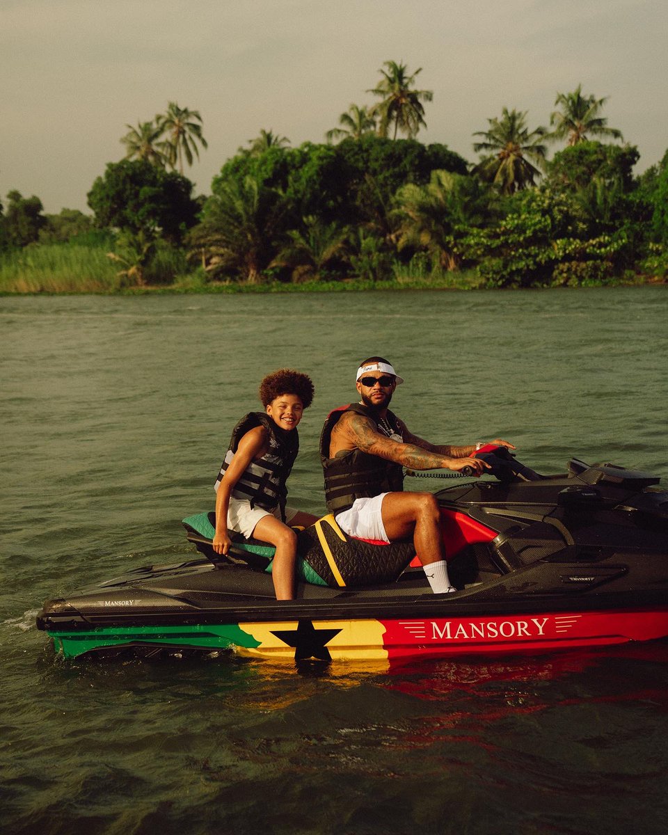 Memphis's tweet image. Oil on my head everything I touch is blessed.

Ghana boys 🇬🇭