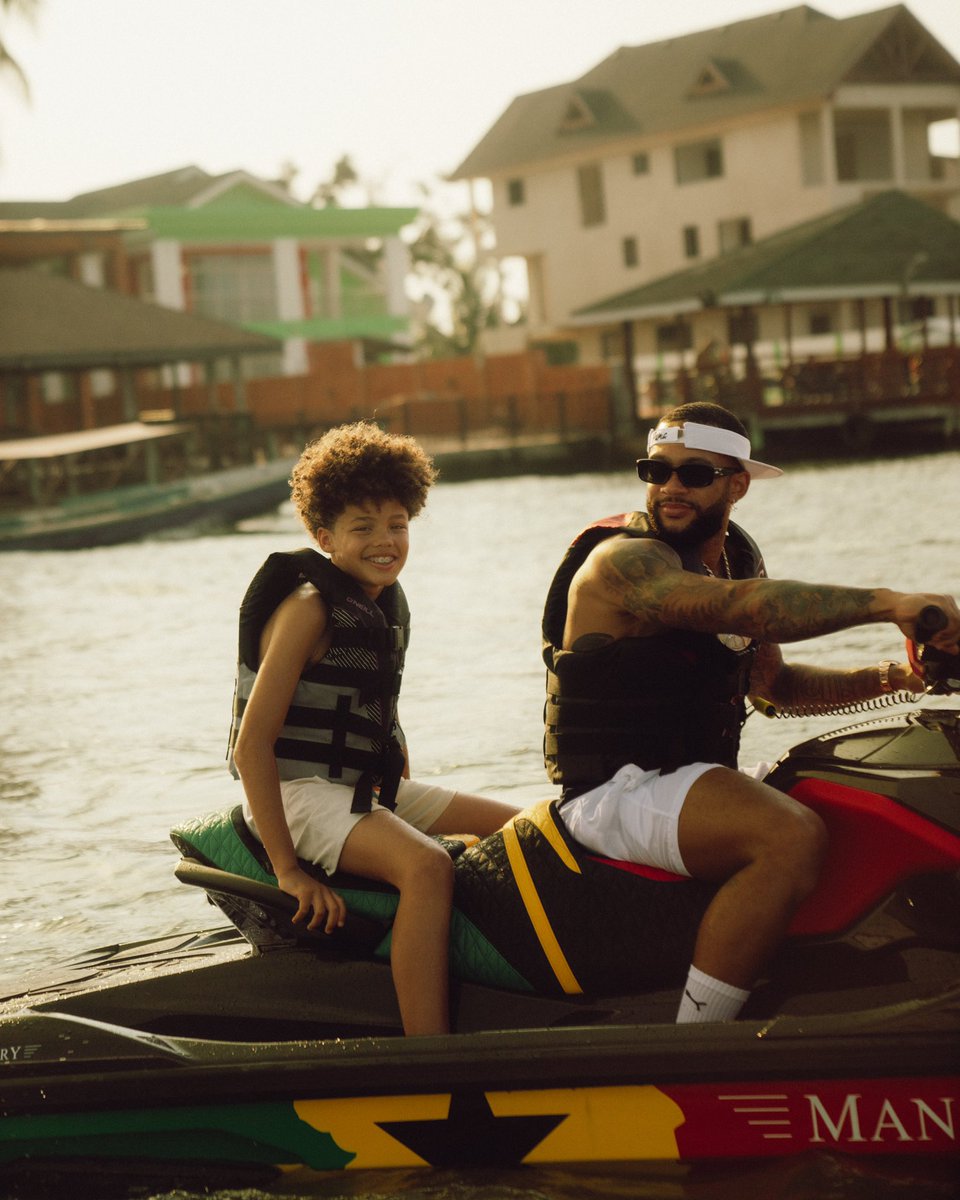 Memphis's tweet image. Oil on my head everything I touch is blessed.

Ghana boys 🇬🇭