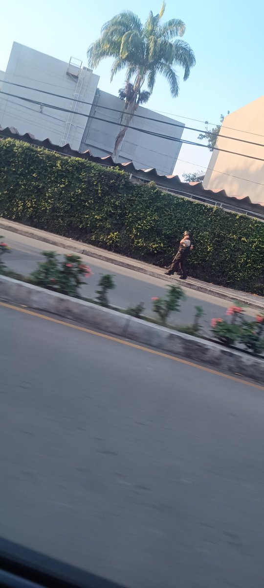 Me gustaría sentirme así  de  segura cuando vaya a dejar a mis hijos que queda en #ceibos  <a href="/PoliciaEcuador/">Policía Ecuador</a> hasta con puertas cerradas están ahí presentes en un colegio de la zona.