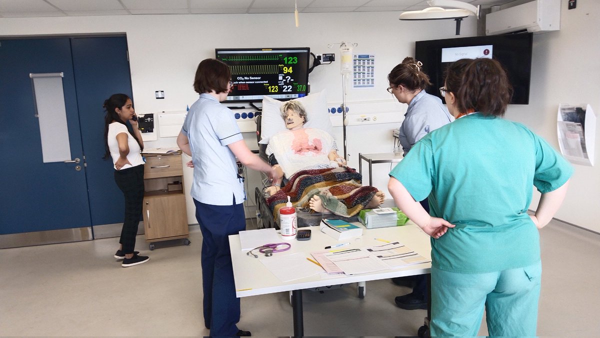 PHILIPPARACKAL's tweet photo. Another 2 sessions today, great to see #teamwork between emerging intern Doctors and Nurses.Early #Recognition of deterioration, #escalation, #SharedMentalModel, #NontechnicalSkills, #patientsafety &more.. https://t.co/s5MmoHBdii