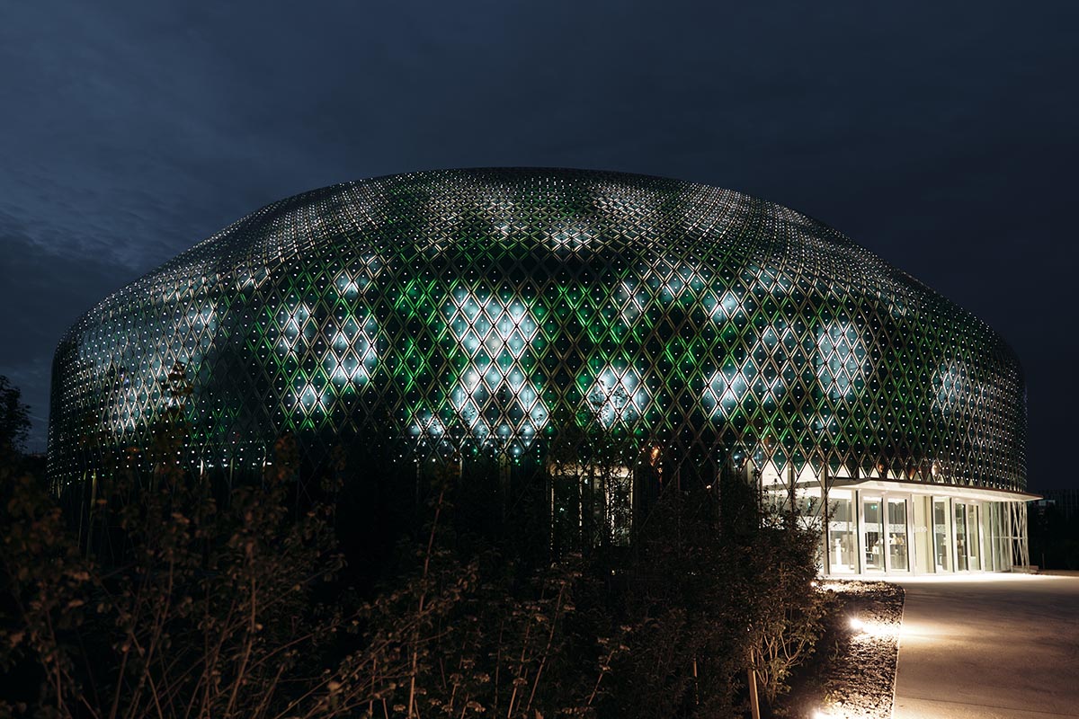 WACommunity's tweet photo. Novartis Pavillon explores “the potential of organic photovoltaics“ with zero-energy media façade: https://t.co/7r32XVyDaB #architecture #façade https://t.co/B0T2Nxh85e