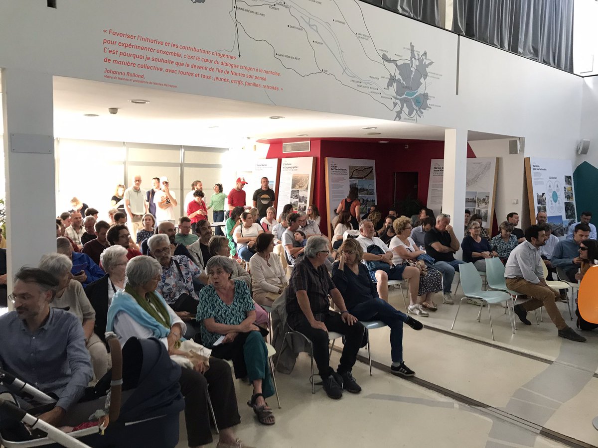 StopEcocentre's tweet photo. Près de 200 personnes au Hangar 32 pour la réunion organisée par la Samoa sur l’éco centre.
Le collectif publiait aujourd’hui son étude d’impact citoyenne puisque @samoanantes n’en avait pas commandé sur le sujet https://t.co/15jzpbLG4A
