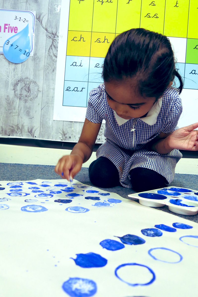 misssmythe_HT's tweet photo. This week our learning is inspired by the Ocean and the Seaside 🏖️🌊

Our challenge was to create the ocean using ‘spots’ inspired by the artist ‘Sharon Cummings’ 🫧

#EYFS #EarlyYears #EY #CurriculumWeek #BeAProblemSolver #InspiredArt #SharonCummings #EYArt https://t.co/zkUhkeEyjb