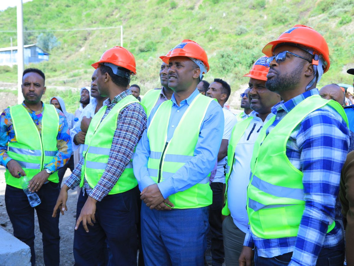 k_mustefa's tweet photo. ቁጭት ትጋት ፍጥነት !!!! 

በ71 ሚሊየን ብር ግዥ የተፈፀመው የደሴ ከተማ የአስፓልት ፕላንት ማምረቻ ማሽን በዛሬው ዕለት  ሰኔ 28/2015 ዓ.ም ሙሉ በሙሉ የማሽን ተከላው ተጠናቆ የሙከራ ማስጀመሪያ ተከናውኗል ። 

ደሴን ወደ ቀድሞው ከፋታዎ !! https://t.co/4ILzFB9fml