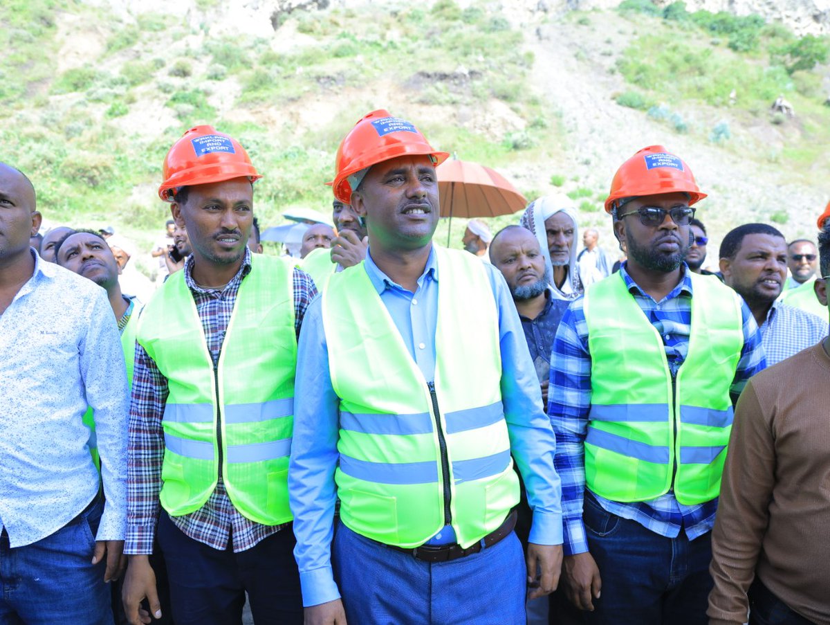 k_mustefa's tweet photo. ቁጭት ትጋት ፍጥነት !!!! 

በ71 ሚሊየን ብር ግዥ የተፈፀመው የደሴ ከተማ የአስፓልት ፕላንት ማምረቻ ማሽን በዛሬው ዕለት  ሰኔ 28/2015 ዓ.ም ሙሉ በሙሉ የማሽን ተከላው ተጠናቆ የሙከራ ማስጀመሪያ ተከናውኗል ። 

ደሴን ወደ ቀድሞው ከፋታዎ !! https://t.co/4ILzFB9fml