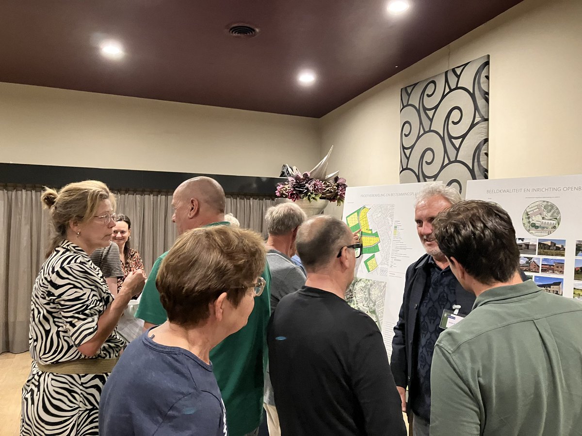 Vanavond in Hercules Diessen een goede inloopavond over ontwerpbestemmingsplan Vroonacker 4. Goed voor zo’n 140 woningen! Veel interesse en een mooie kans om vragen te stellen aan de aanwezige medewerkers die met het plan bezig zijn.