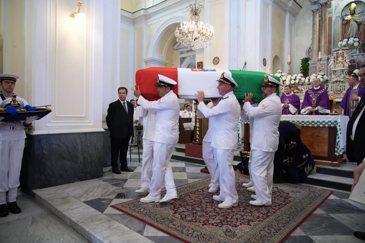 MinisteroDifesa's tweet photo. "Caro Michele, le stelle più brillanti ti diano la rotta e custodiscano per sempre il tuo coraggio. La #MarinaMilitare e la famiglia della #Difesa ti onorano per come hai servito lo Stato🇮🇹". Così il Min @GuidoCrosetto all'ultimo saluto al Capitano di Corvetta Savarese. https://t.co/yTZQe7McJD