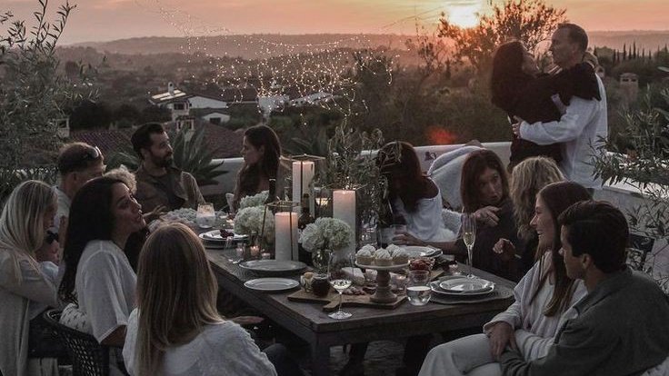 ᅟᅟ
ᅟᅟ ࣪ ˖ᅟ༄   ADULTS  SQUAD   ...   丷
ᅟᅟ
Plot interativo onde amigos da faculdade se reúnem 15 anos depois para uma festa.