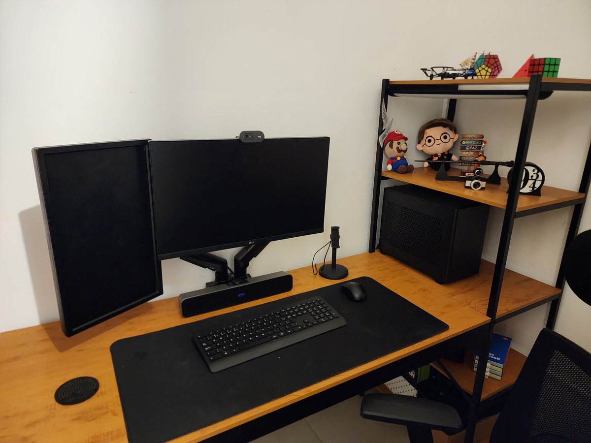 aronmedeirosb's tweet photo. #setuplockgamer @lockgamer_ 

I7 12th
RX5700XT
RAM 32gb (2x16)
Fonte 650w SFX
Gabinete NR200
Placa mãe ITX
SSD NVme 1tb
Placa Wi-Fi + Bluetooth https://t.co/sAs04X0xjn