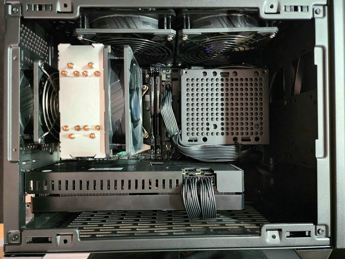 aronmedeirosb's tweet photo. #setuplockgamer @lockgamer_ 

I7 12th
RX5700XT
RAM 32gb (2x16)
Fonte 650w SFX
Gabinete NR200
Placa mãe ITX
SSD NVme 1tb
Placa Wi-Fi + Bluetooth https://t.co/sAs04X0xjn