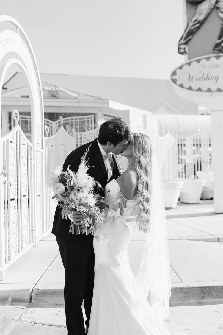 sethdalie's tweet photo. ⠀⠀❪ 💍❫ . o que αconteceu em vegαs... 
⠀⠀⠀ ⠀⠀⠀⠀⠀⠀ foı prα vıdα todα 
⠀⠀⠀ ⠀⠀ ⠀ ⠀ ⠀ #𝗖𝗔𝗦𝗔𝗠𝗘𝗧𝗛 https://t.co/fagqjlA7bs