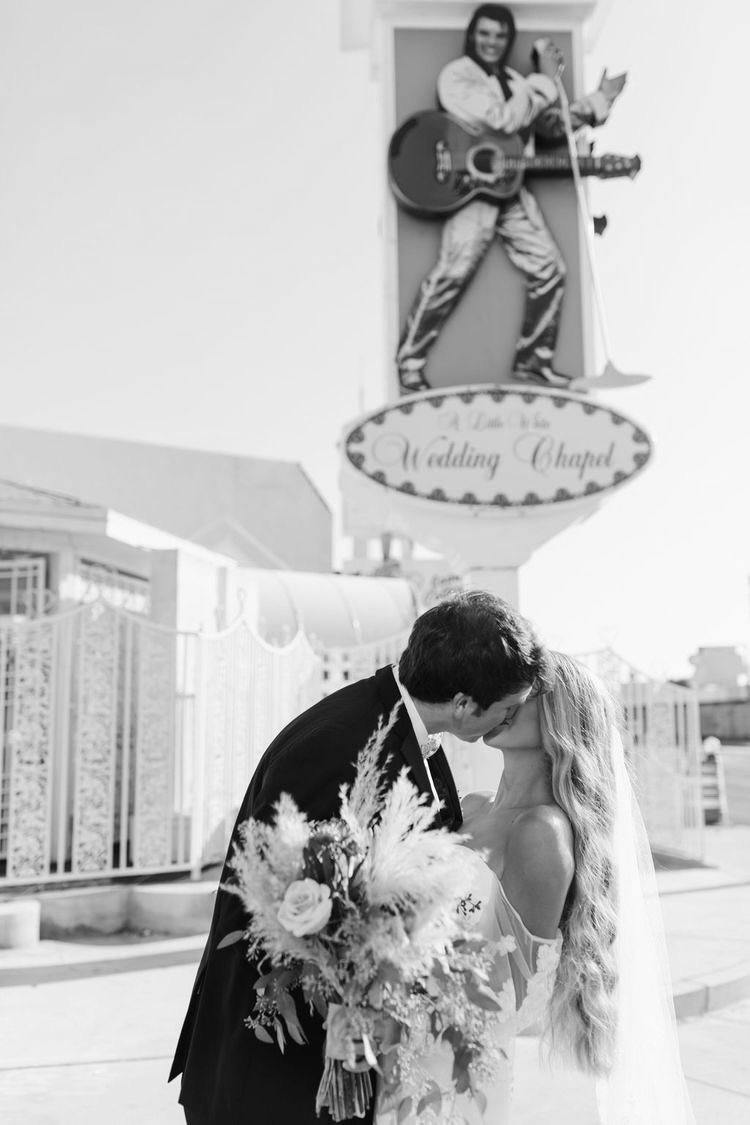sethdalie's tweet photo. ⠀⠀❪ 💍❫ . o que αconteceu em vegαs... 
⠀⠀⠀ ⠀⠀⠀⠀⠀⠀ foı prα vıdα todα 
⠀⠀⠀ ⠀⠀ ⠀ ⠀ ⠀ #𝗖𝗔𝗦𝗔𝗠𝗘𝗧𝗛 https://t.co/fagqjlA7bs
