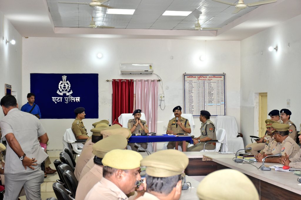 Etahpolice's tweet photo. एटा–जनपदीय पुलिस लाइन स्थित सभागार कक्ष में #DIGRangeAligarh द्वारा जनपद के समस्त अधिकारी/थाना प्रभारियों के साथ अपराध समीक्षा कर लम्बित विवेचनाओं,वाँछितों की गिरफ्तारी,महिला सम्बन्धित अपराध,IGRS,कानून व्यवस्था,जनसुनवाई,मिशन शक्ति आदि विषयों पर चर्चा कर आवश्यक निर्देश दिये गये। https://t.co/lYwAyeHDCE