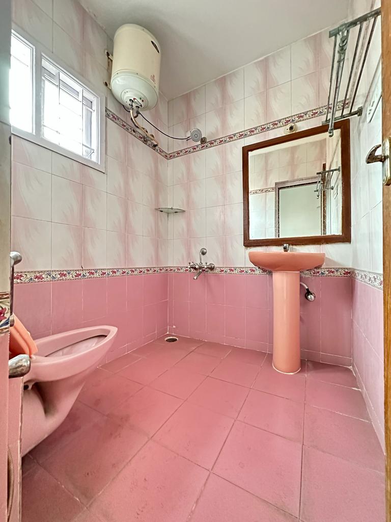 hrkhanna's tweet photo. @fmrbangalore 
Looking for male Flatmate in HSR (S6) – Urgent! 1 room in semi-furnished 3 BHK DUPLEX. Next to silk board bus stop. 1st Floor, Attached washroom, well-lit window. 
Rent: 19K, Brokerage: 19K, Sec Dep: 1L 
📞9952501022 Anshuman, 9711743598 Hitesh https://t.co/uOWcDTcteu