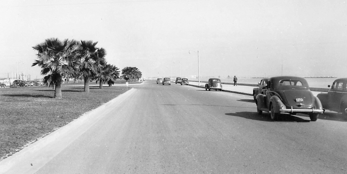 TracesofTexas's tweet photo. East Shoreline Drive in Corpus. It is not dated, but roughly 1940. https://t.co/oHqRbMr1ei