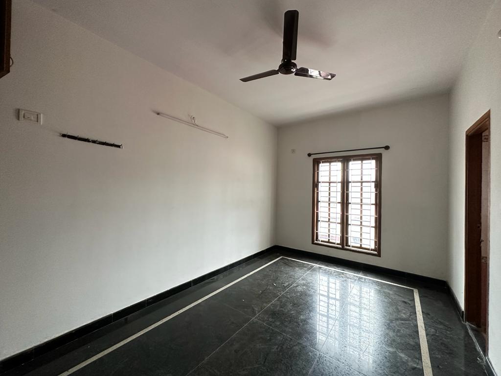 hrkhanna's tweet photo. @fmrbangalore 
Looking for male Flatmate in HSR (S6) – Urgent! 1 room in semi-furnished 3 BHK DUPLEX. Next to silk board bus stop. 1st Floor, Attached washroom, well-lit window. 
Rent: 19K, Brokerage: 19K, Sec Dep: 1L 
📞9952501022 Anshuman, 9711743598 Hitesh https://t.co/uOWcDTcteu