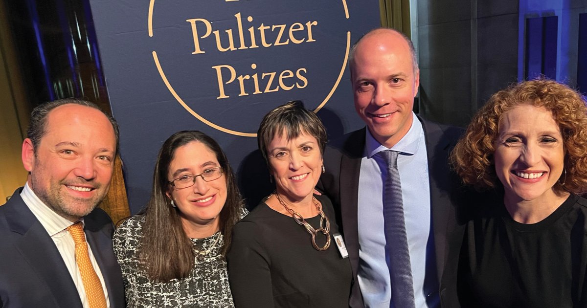 GUAlumni's tweet photo. #HoyaHighlight: Two-time Pulitzer Prize recipient @byaaroncdavis (C’99) talks about love of his journalism.
Read about some of his most memorable pieces and how @Georgetown prepared him for a career in investigative journalism: https://t.co/ieRDbwBAch https://t.co/ERhmtELRQP