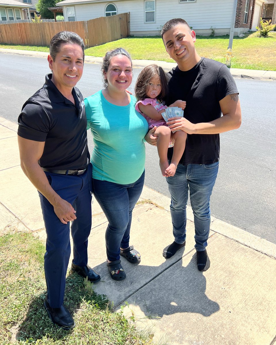 ryanwolf's tweet photo. She didn’t know how her family was going to stay warm during the Winter Freeze. Now, she’s paying it forward after seeing the one family who opened their home to them, suffering from a devastating cancer diagnosis. A special #CashForKindness at 9 @KABBFOX29 https://t.co/klrIP996ag