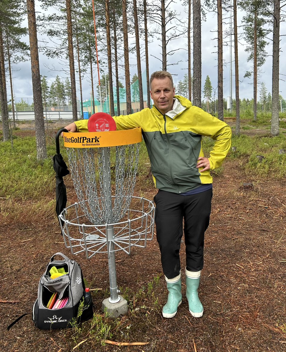 AriLindstrom's tweet photo. Kuvassa 1000 suomalaista frisbeegolfrataa pelannut ratabongari. Tasaluku tuli täyteen tänään Jäälissä tuoreella 9-väyläisellä. Saa tehdä perässä!#liitokiekkokierros2023 #discgolfcoursecollector https://t.co/KvXYdz9ZmQ