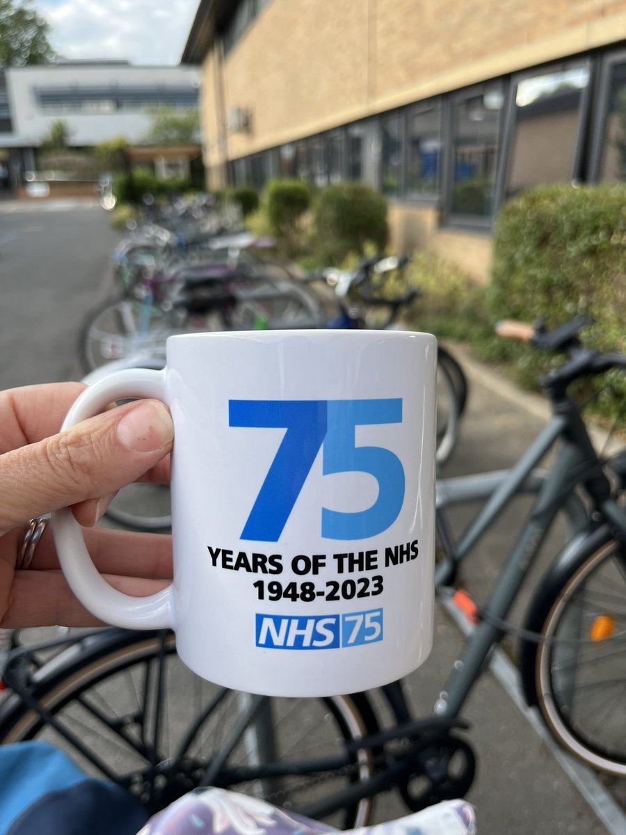 mum_on_bike's tweet photo. So great to meet @Chubbycherry77 today in the @NHSHomerton gardens-excitedly showing me the edible plant section. Turns out I’m not the only one with a great appreciation of the hospital gardeners. 
And thank you for the mug! 😍 #nhs75 mmmmm https://t.co/gTB0d0TrYt