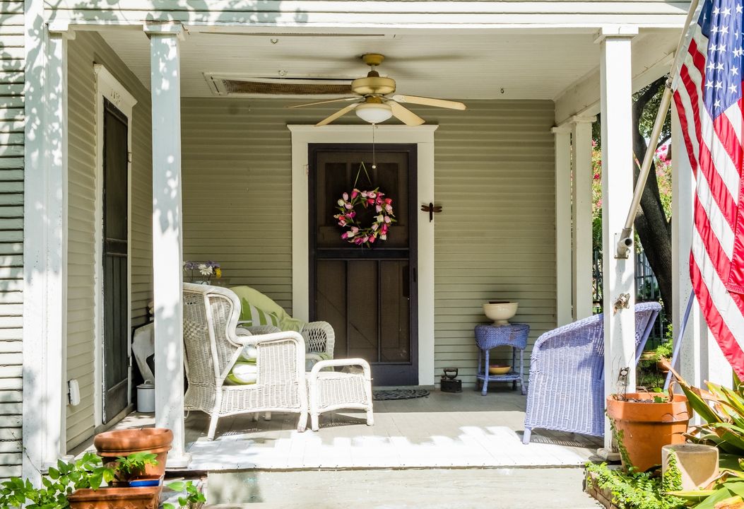 jasonavilaRE's tweet image. This front porch looks like the perfect place to relax with your favorite book and breathe in the nice warm air.

Jason Avila, Realtor® | eXp Realty | DRE#01974860
#frontporchdecor #homedecor #frontdoor#homesweethome #home  #curbappeaome #porchlife #homedesign
