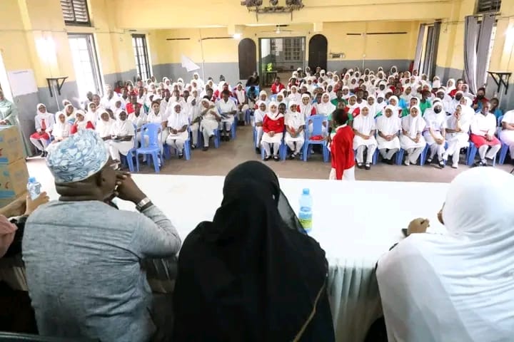 KEWOPA's tweet photo. Senator Miraj Abdullahi distributed sanitary towels to the girls at Coast Girls High School. #endperiodpoverty #MamaHaki. #SuperSenator #SuluhuYaMsa @Pads4Education
#KEWOPA https://t.co/vclJxy71xV