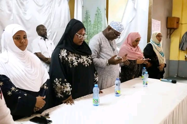 KEWOPA's tweet photo. Senator Miraj Abdullahi distributed sanitary towels to the girls at Coast Girls High School. #endperiodpoverty #MamaHaki. #SuperSenator #SuluhuYaMsa @Pads4Education
#KEWOPA https://t.co/vclJxy71xV