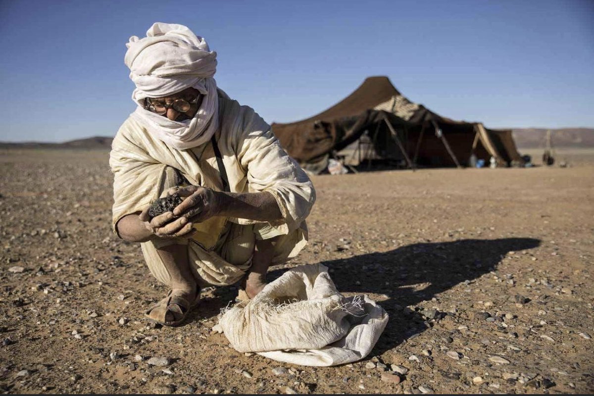 الحمامات العامة في روما القديمة، مستخدمة منذ عصور ما قبل الميلاد، مزودة بمصادر مياه جارية لزوم التطهر.
في المقابل الاستنجاء بالحجر في الصحراء 👇🏻
وسلام على "علمناكم النظافة" .