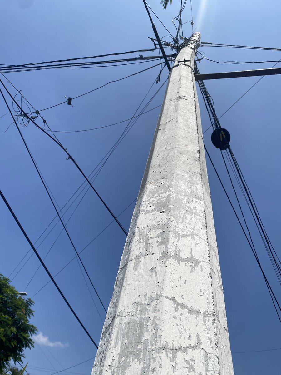 fernandaceves2's tweet photo. Poste inclinado y anclado a propiedad privada, agrietado y punto de caerse. 
Durante 2 años hemos notificado a la cuadrilla de la zona (Jairo) y nada.
Parece que la prevención no merece su atención, que procede estimados ? @CFE_Contigo @CFEmx https://t.co/Hnunq7TR2F