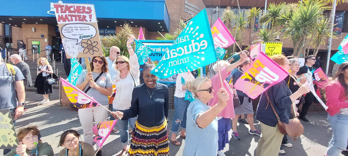 I was not able to join @HackneyNEU @neucllrs today w @thegingermenace & others but I did join @NEUnion in Bournemouth. Hackney or Bournemouth up & down the Country teachers are urging Government to listen to the challenges in school #SaveOurSchools