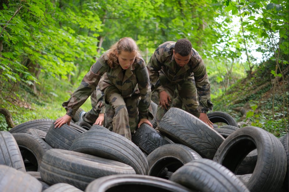 3eHussards's tweet photo. Les collégiens de la région passent nos portes !
C’est avec fierté que le régiment fait découvrir le monde militaire aux jeunes de la région dans le cadre du dispositif des classes de défense.
#TerritoireDéfense #lienarmeesjeunesse #lienarmeesnation
#classededefense https://t.co/ejzydYffa1