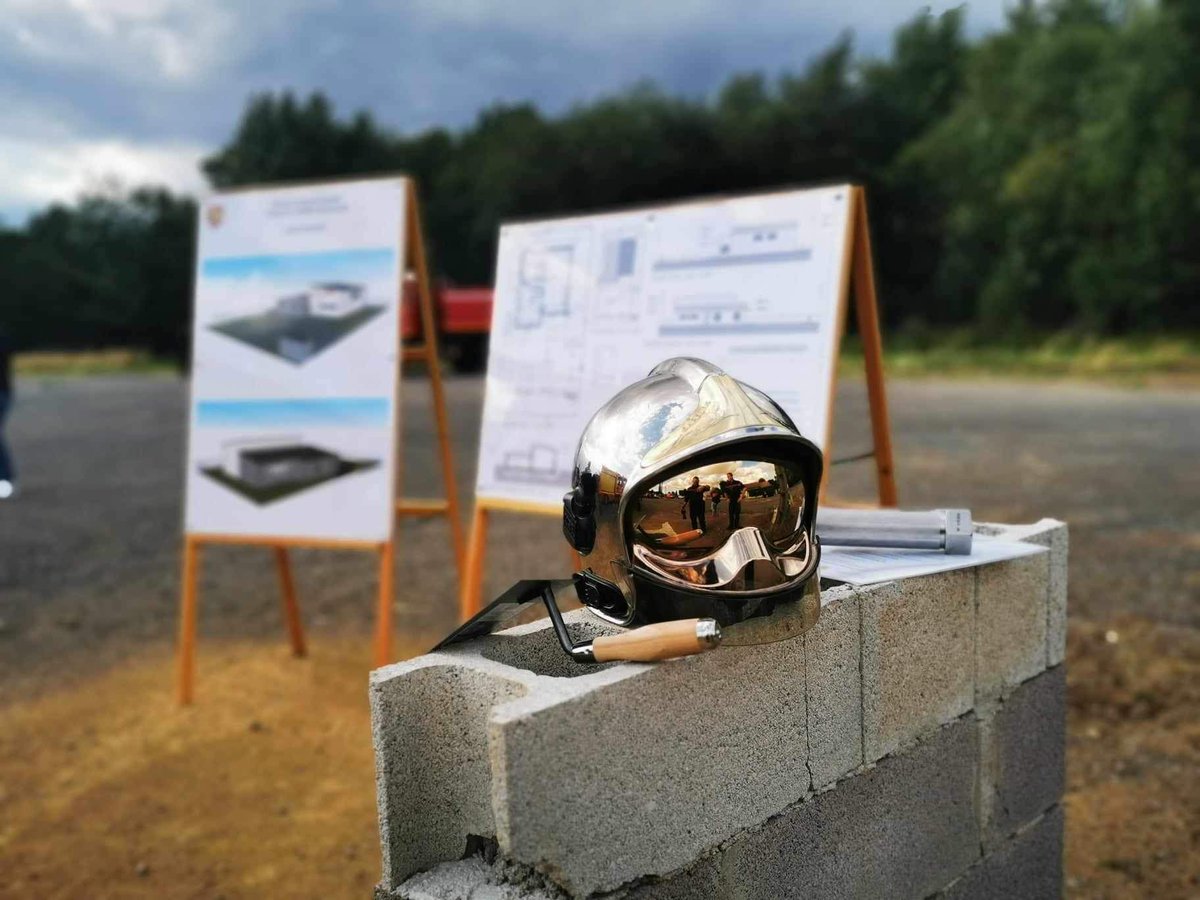 [Cérémonie] Pose de la première pierre du CIS de Mercy-le-Bas 
Pose de la première pierre du centre d’incendie et de secours de #MercyLeBas en présence de nombreuses autorités et sapeurs-pompiers. Il remplacera le centre de Pierrepont devenu non fonctionnel et énergivore.