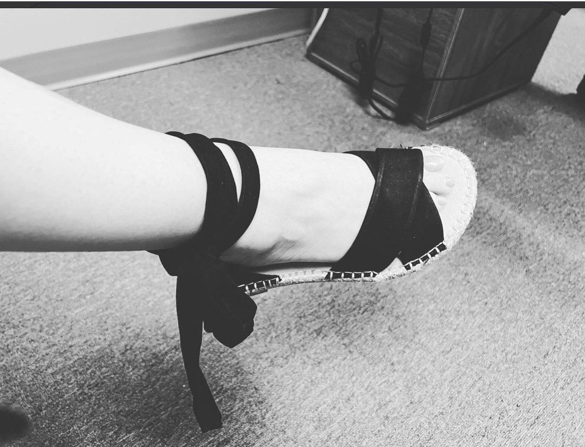 FinDom_Gretchen's tweet photo. #feetthatwork favorite summer sandal wedge
#toes #peekabootoes #blackandwhite #feet #feet_lovers #feetcontent #feet_pic #feetpic #feetworship #pedicure #FeetWorshiping
#ankles #softfeet. #womensfeet #widefeet #goddessfeet #higharches #feet https://t.co/RJBXx1qg5V