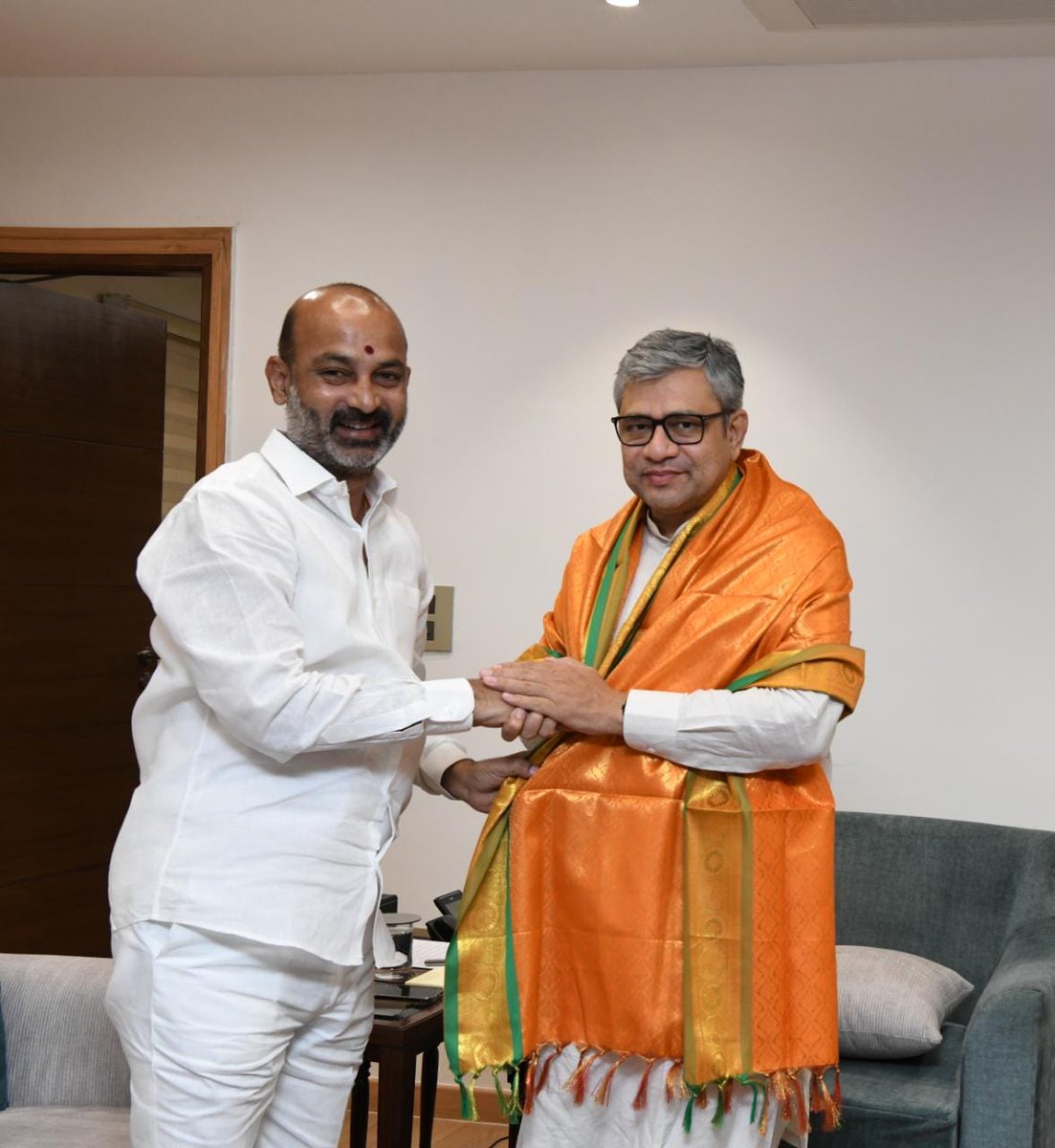 bandisanjay_bjp's tweet photo. ఈరోజు ఢిల్లీలో కేంద్ర రైల్వే మంత్రి శ్రీ @AshwiniVaishnaw గారిని కలిసి, ఖాజీపేట (హసన్ పర్తి) నుండి కరీంనగర్ వరకు కొత్త రైల్వే లేన్ నిర్మాణానికి సంబంధించి సత్వర చర్యలు తీసుకోవాలని కోరగా...సానుకూలంగా స్పందించిన మంత్రి గారు, సమగ్ర ప్రాజెక్టు నివేదిక (డీపీఆర్)ను తెప్పించి, తగిన చర్యలు తీసుకుంటామని హామీ ఇస్తూ, సంబంధిత అధికారులకు ఆదేశాలు జారీ చేయడం జరిగింది. అలాగే, ఈనెల 8న వరంగల్ లో ప్రధానమంత్రి శ్రీ @narendramodi గారు చేపట్టబోయే ఖాజీపేట వ్యాగన్ మ్యానుఫాక్చరింగ్ యూనిట్ భూమి పూజ ఏర్పాట్ల గురించి చర్చించడం జరిగింది.
