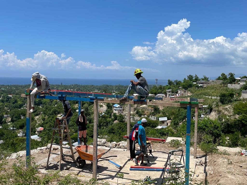 BeLikeBrit's tweet image. Pig Pen being built to raise our own Hogs!   We are raising them for butchering as we continue our goal to being self sustaining community!  #SelfSustaining #BeLikeBrit