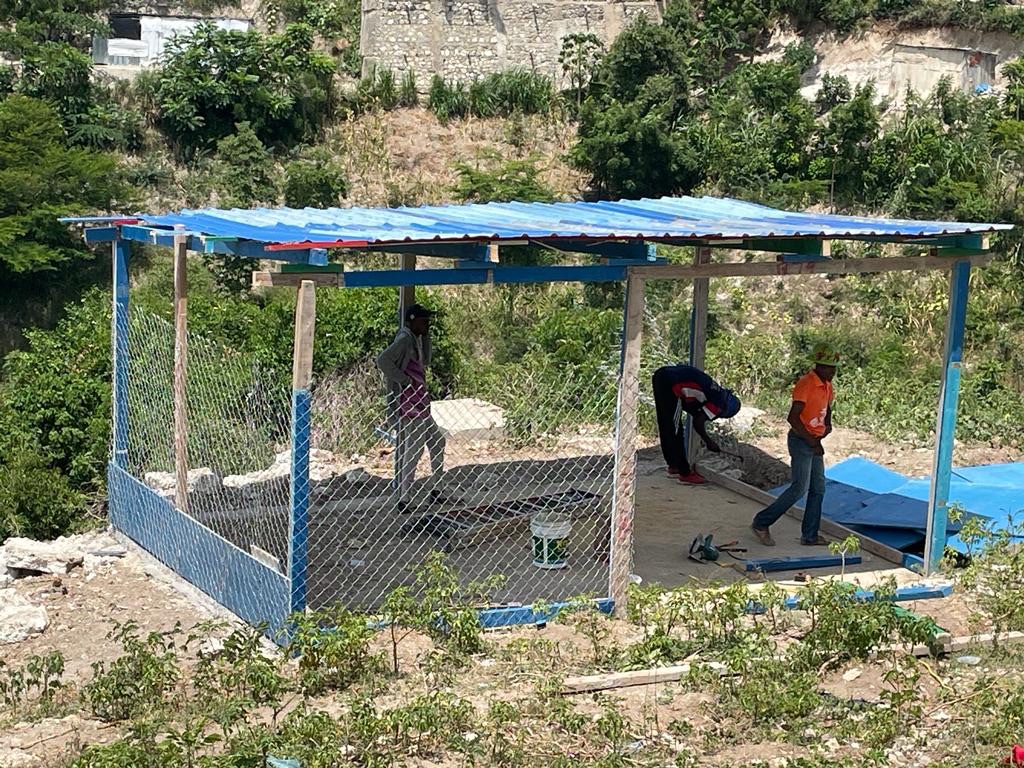 BeLikeBrit's tweet image. Pig Pen being built to raise our own Hogs!   We are raising them for butchering as we continue our goal to being self sustaining community!  #SelfSustaining #BeLikeBrit