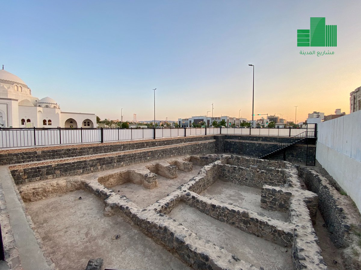 MED_Projects's tweet image. بعد أعمال المسح والتنقيب الأثري وحماية المواقع الأثرية والتراثية.. العثور على مسجد الصحابي عتبان بن مالك، أحد المساجد التاريخية المرتبطة بالسيرة النبوية، حيث سيتم إعادة تأهيله ضمن خطة تأهيل وتفعيل جميع المساجد والمواقع التاريخية في #المدينة_المنورة لتكون جاهزة لاستقبال الزوار