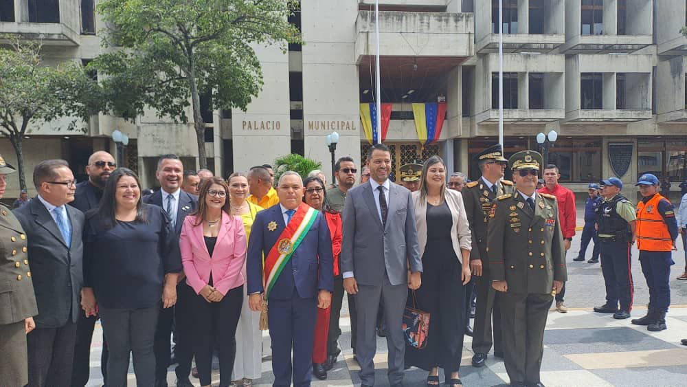 #5Jul  Con la presencia de Nuestro Alcalde <a href="/LuisJonasReyes/">Luis Jonás Reyes</a> y el Gobernador <a href="/AdolfoP_Oficial/">Adolfo Pereira Gobernador</a> se inicia el acto conmemorativo a las 212 años de la #IndependenciaDeLaPatria desde la Plaza Bolivar de #Barquisimeto.

<a href="/NicolasMaduro/">Nicolás Maduro</a> <a href="/dcabellor/">Diosdado Cabello R</a> <a href="/Iribarren_Alc/">Alcaldía de Iribarren</a>